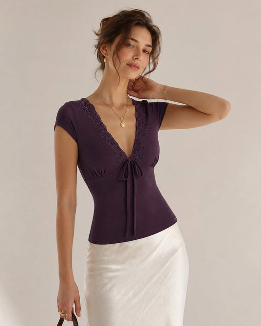 Camiseta morada de encaje con cuello en V
