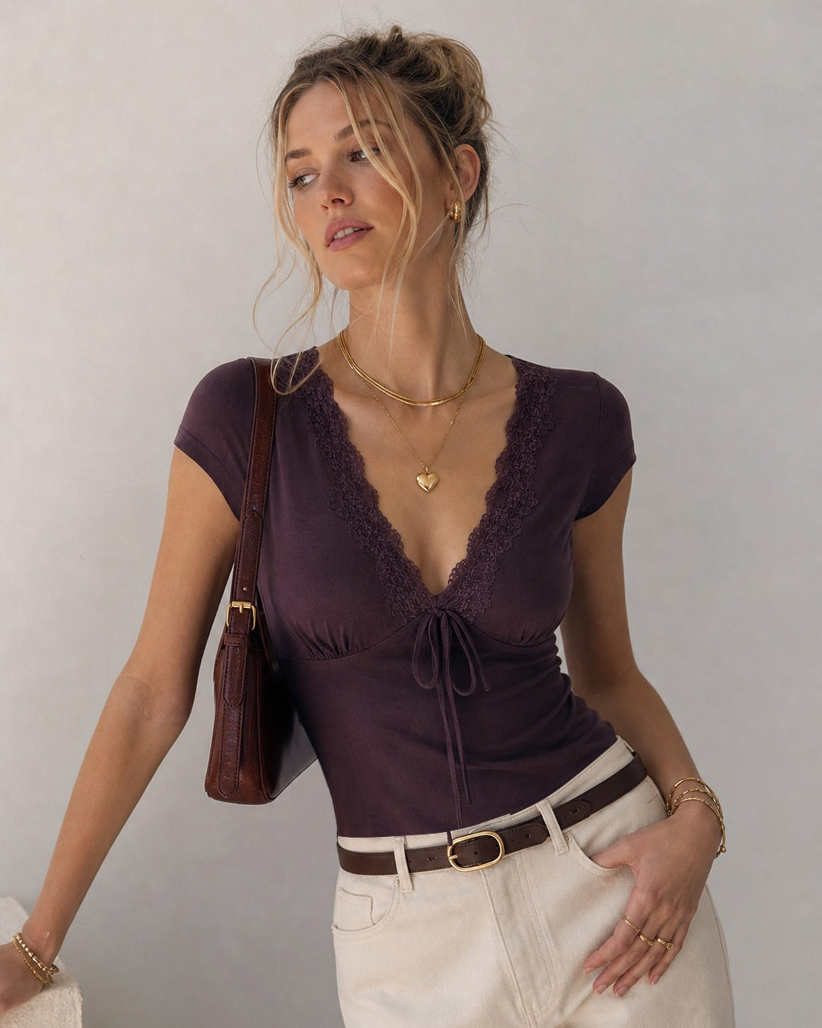 Camiseta morada de encaje con cuello en V